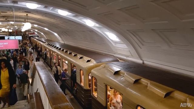 Ретро-поезд "Сокольники" на станции "Библиотека им. Ленина" смотреть онлайн