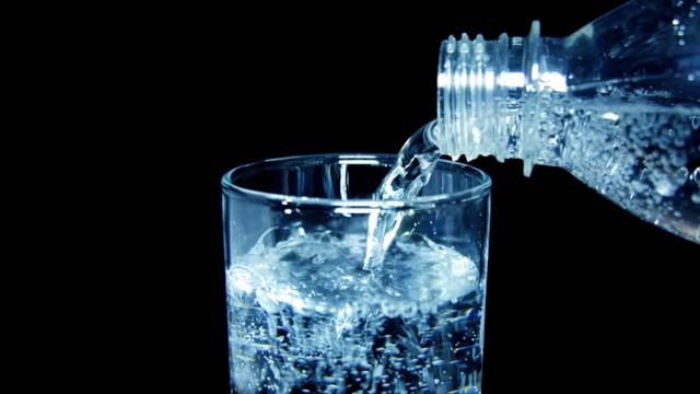 Открытие бутылки с газированным напитком (3D звук) смотреть онлайн