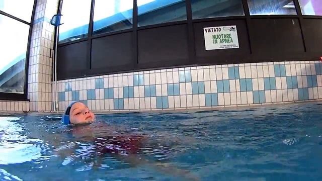 Маша купается в бассейне.