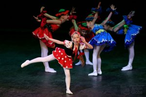 "На полянке", Ансамбль "Ритмы детства". "In the clearing", Ensemble "Rhythms of childhood".