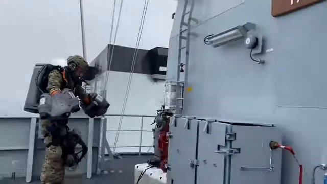 Британские военные отработали захват судна на реактивном ранце смотреть онлайн
