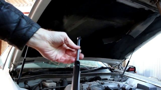 Toyota Mark II Тойота Марк 2 JZX 101 1998 г. Замена прикуривателя, газовых упоров капота и дворнико смотреть онлайн