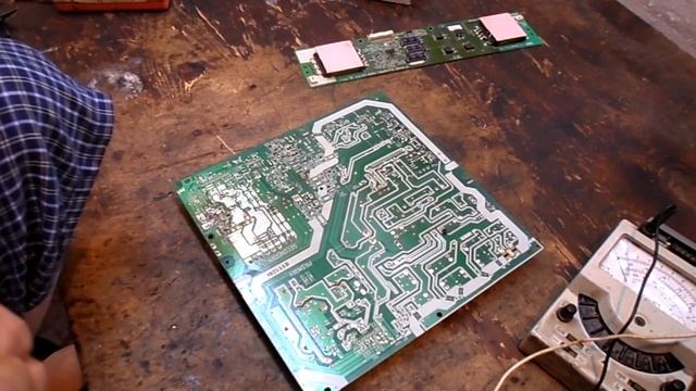 Toshiba 42AV635DR отключается самопроизвольно. смотреть онлайн