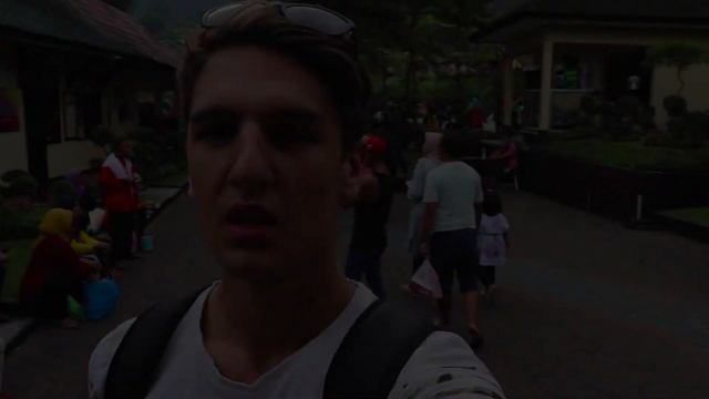 ПРЫЖОК С ВОДОПАДОВ ИНДОНЕЗИИ НА ОСТРОВЕ ЯВА | INDONESIAN WATERFALL JUMP ON JAVA ISLAND смотреть онлайн