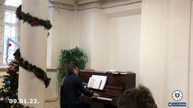 Кантор Максим Болий на богослужении в кирхе Воронежа. Хорал 21 "Гряди, гряди, Эммануил". смотреть онлайн