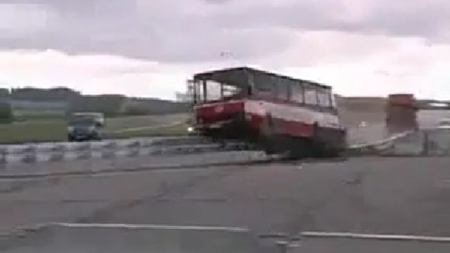 Автобус задавил зрителей смотреть онлайн