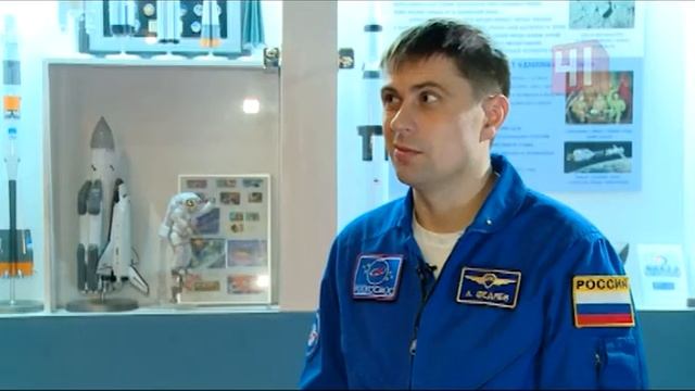 Как космонавты отмечают профессиональный праздник смотреть онлайн