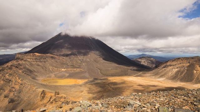 Timelapse of the South Crater along the Tongariro Crossing смотреть онлайн