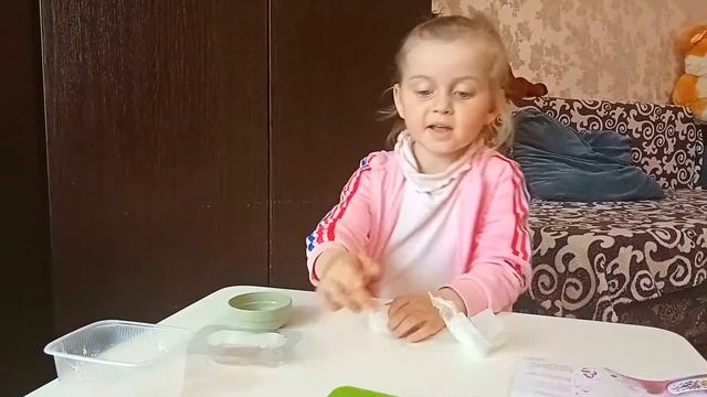 Полина сама делает мыло, учимся мыть ручки каждый день смотреть онлайн