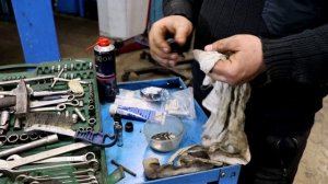 Mitsubishi Pajero Sport обслуживание задних тормозных суппортов.