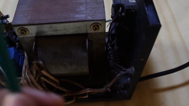 COMMENT FONCTIONNE UN REGULATEUR AUTOMATIQUE DE TENSION 220V: CAS DU SKYVISION RDE-2000VA смотреть онлайн