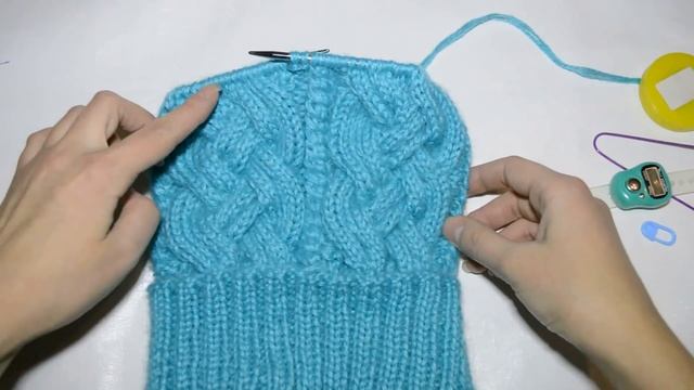 Шапка узором косы. Шапка спицами. Шапка с меховым помпоном. Вязание. Вязание спицами. Мастер класс смотреть онлайн