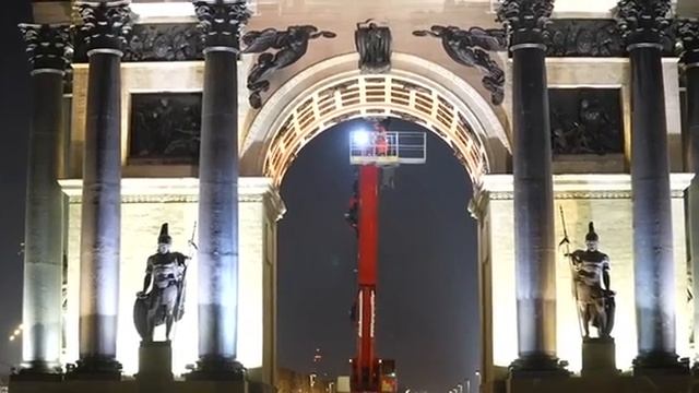 На Кутузовском проспекте промыли Триумфальную арку смотреть онлайн