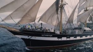 Корабль плывет