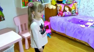 Лера кушает помаду Маргарита красит губы со вкусам Кока колы