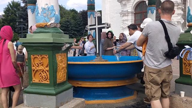 Светой родниковый источник в Троице-Сергиева лавра (город Сергиев Посад) смотреть онлайн