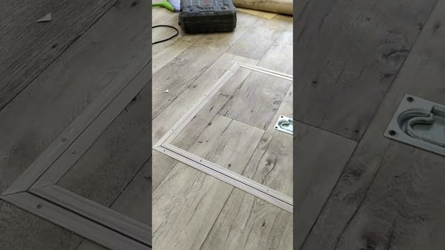 Укладываем линолеум, установка люка для погреба