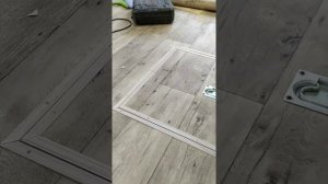 Укладываем линолеум, установка люка для погреба