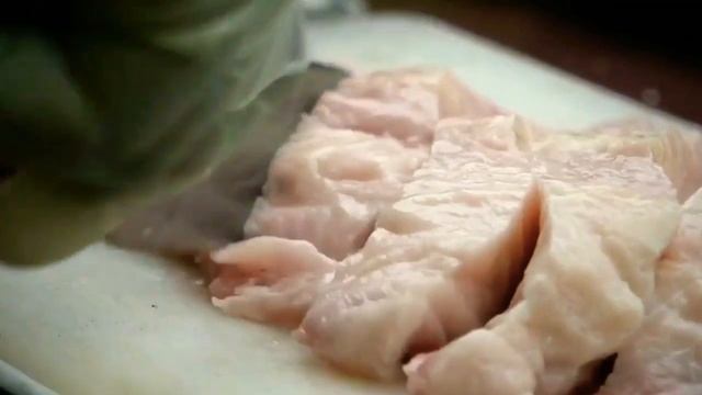 Тайская Еда, Огромная Рыба Аллигатор, Разделка и Приготовление, Бангкок Таиланд смотреть онлайн