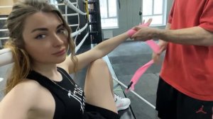 раздвинула ножки