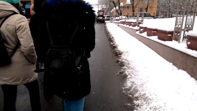 Мини-трактор убирает убирает снег! Mini tractor cleans cleans snow! смотреть онлайн