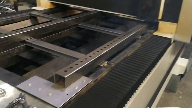 Лазерная резка профильной трубы на лазере Gweike смотреть онлайн