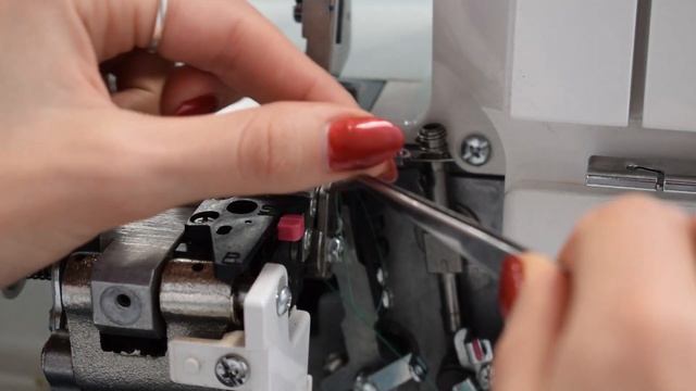 Заправка оверлока на примере Janome смотреть онлайн