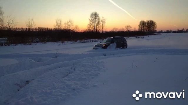 Тоета Дастер и Ховер покатуха по снежному полю смотреть онлайн