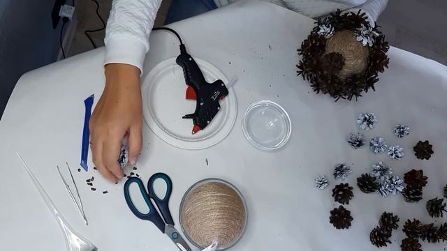 НОВОГОДНИЙ ШАР ИЗ ШИШЕК на пенопластовой основе/ NEW YEAR'S BALL OF CONES on a foam base смотреть онлайн