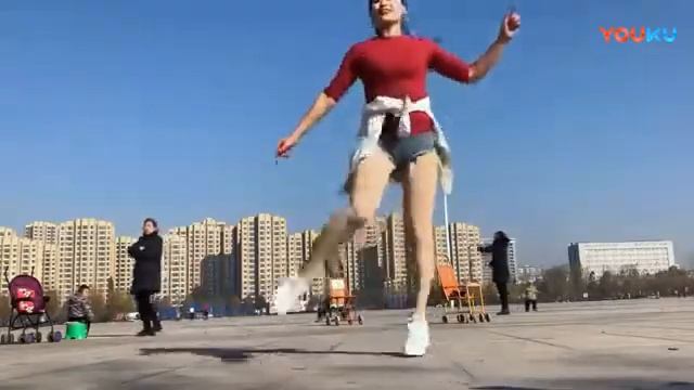 Chinese Shuffle Dance | | 60步鬼步舞《何時了卻這牽掛》附分解教學 青青世界廣場舞 смотреть онлайн