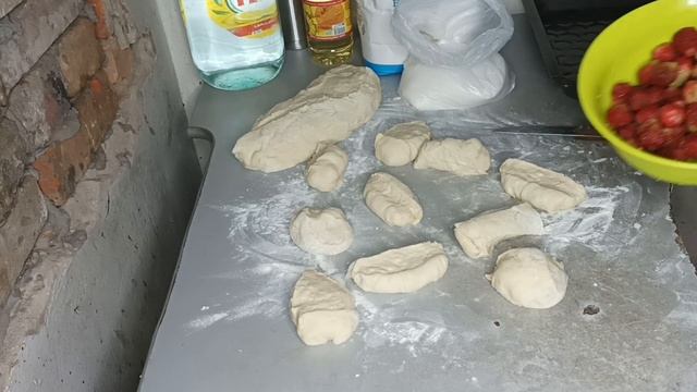 Смачні пиріжки та булочки на Пасху з одного й того ж тіста смотреть онлайн