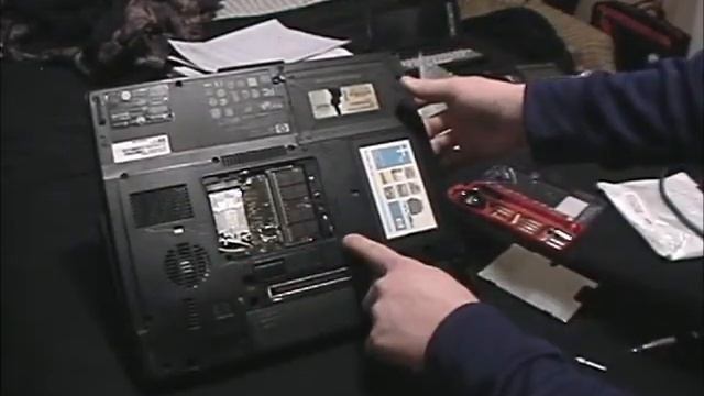Doing A RAM Upgrade On My HP Compaq NC6320 смотреть онлайн