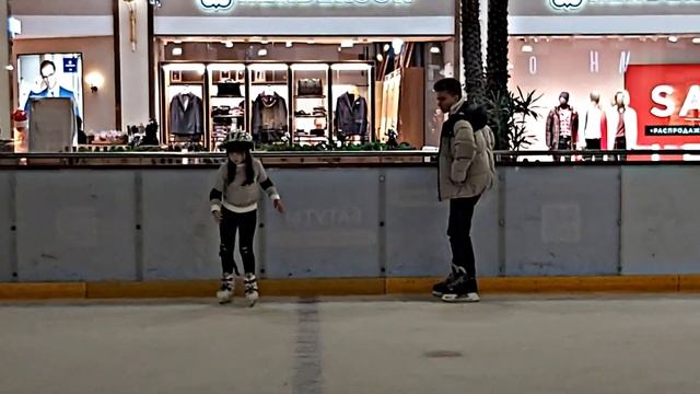 В первый раз на коньках - Катаюсь на коньках - Я на катке - Новогодние приключения в декабре смотреть онлайн