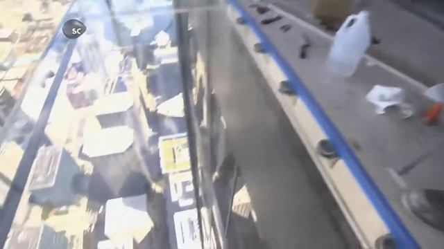 Стеклянный балкон в небоскребе на 103 этаже! смотреть онлайн