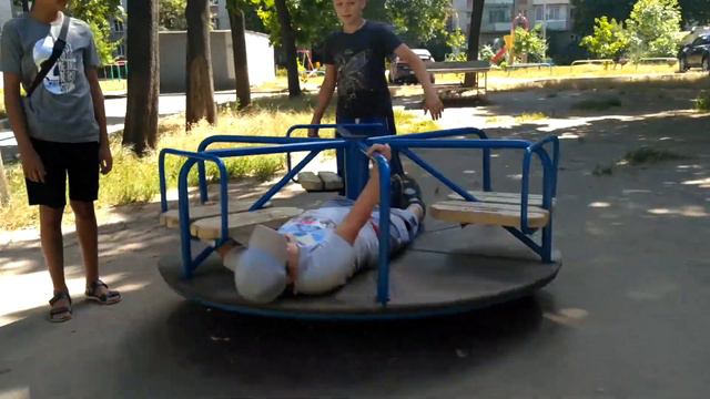 Карусель смерти пацану капец