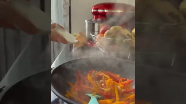 Готовим фунчозу с курицей и овощами всего за 15 минут. смотреть онлайн