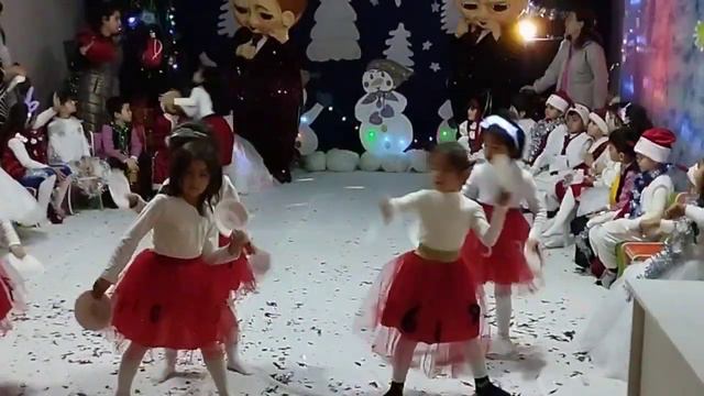 маленькие девочки танцуют #танцуем #танцы #девочки #детсад