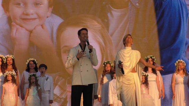 Гимн семьи, исполняют Марк Тишман и Юлия Паршута.