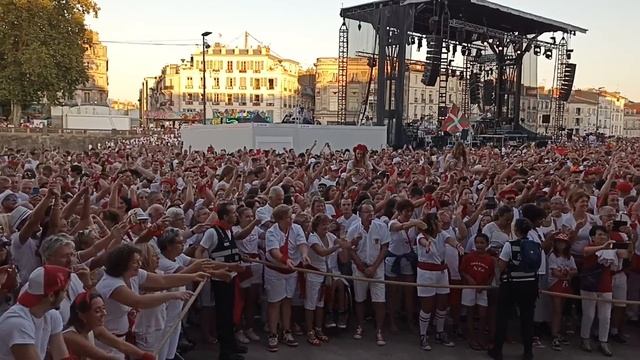 Fêtes de Bayonne 2022 : le "Paquito Chocolatero" par l'Harmonie bayonnaise le soir de l'ouverture смотреть онлайн