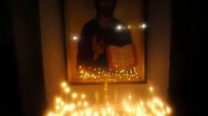 Красиво горят свечи в Храме (во время Богослужения)