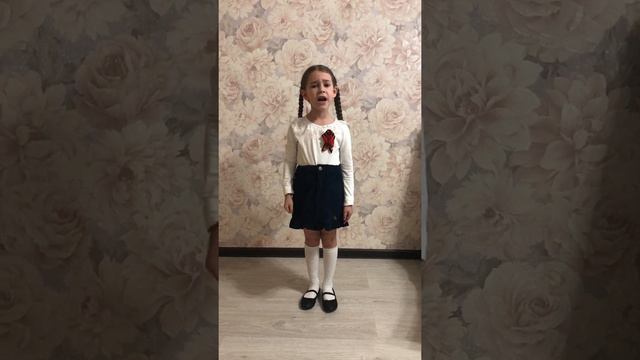 София Леонтьева исполняет песню "Наша Родина сильна" смотреть онлайн