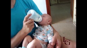 Как правильно кормить  малыша из бутылочки