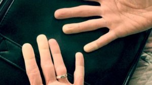 К чему чешется правая рука?