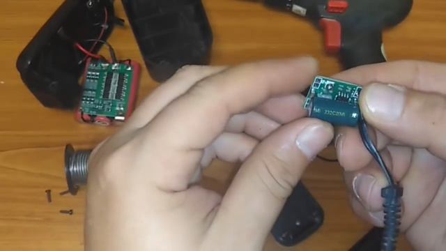 Переделка 12В шуруповерта DeFort с Ni Cd на Li Ion аккумуляторы смотреть онлайн