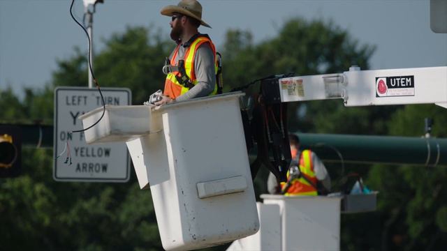 Public Works - Traffic Signals смотреть онлайн