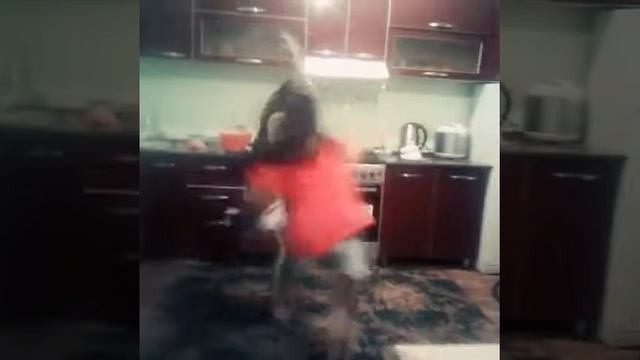 Танцы. Танец двух девочек. Смотри до конца смотреть онлайн