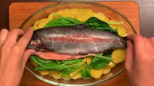 РАДУЖНАЯ ФОРЕЛЬ В ДУХОВКЕ С КАРТОШКОЙ. смотреть онлайн
