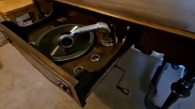 Unusual Phonograph Table playing They Go Simply Wild Over Me by Uncle Ezra and The Hoosier Hotshots смотреть онлайн