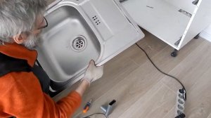 Установка металлической врезной мойки в каменную столешницу