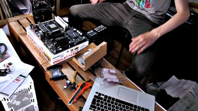 Building The 2015 Battlestation - Part III - Prepping the Motherboard, RAM and CPU смотреть онлайн